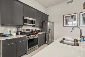 Luxury 5BR w Game Room Pool Golf 6MI to Disney