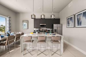 Luxury 5BR w Game Room Pool Golf 6MI to Disney