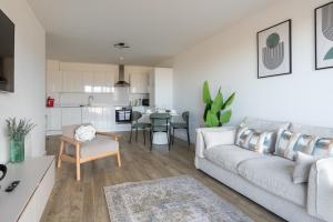 Modern Canal-Side Apartment in Milton Keynes