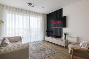 Modern Canal-Side Apartment in Milton Keynes