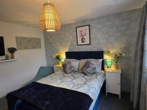 Charming 2 Bed Modern Guest House with Free Parking up to 3 cars