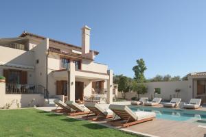 New Villa Ikos with Private Pool & BBQ, Walking Distance to the Beach