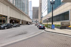 Streeterville jr 1br w steam room nr Riverwalk CHI-999