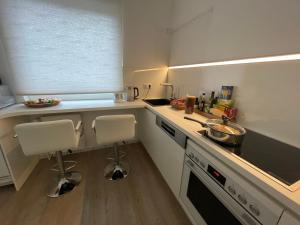 Zwei Zimmer, Küche, Badezimmer, Aufenthaltsraum