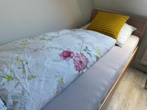 Zwei Zimmer, Küche, Badezimmer, Aufenthaltsraum