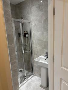 QUEENs STAYS BELFAST 1 bedroom apartment