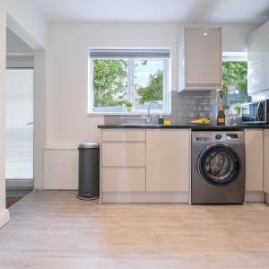 Four Bedroom House - Parking - Garden - Netflix 22C