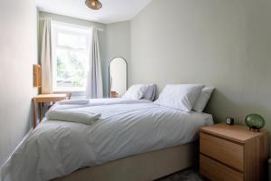 5 mins to St James Park, Free Parking, Sleeps 6