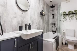 5 mins to St James Park, Free Parking, Sleeps 6