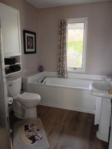 Biking, Hiking, Getaways & Relaxation Retreats - Visit the VT Chocolate Room - Large & Cozy, Homey, Jacuzzi Tub, Scenic Walks