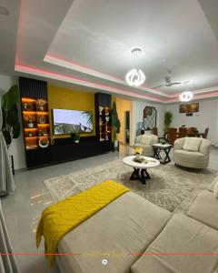 Coastal Gem 3BR, Pool, 5 Min Walk to Beach - Nyali