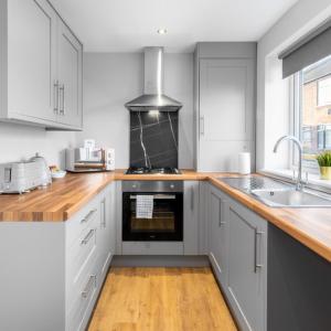 Two Bed Apartment - Two Parking Spaces - Stourbridge 1cSt