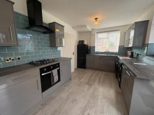 Betto 3 bedroom stylish house! Sleeps 6