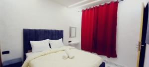 Maison confortable Familiale au plein milieu dOujda, bien équipée et sécurisée avec 2 chambres et salon moderne et un garage pour le véhicule, cuisine et un douche moderne et une toilette marocaine