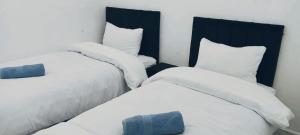 Maison confortable Familiale au plein milieu dOujda, bien équipée et sécurisée avec 2 chambres et salon moderne et un garage pour le véhicule, cuisine et un douche moderne et une toilette marocaine