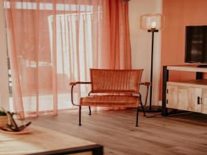 Modern Waterfront Retreat