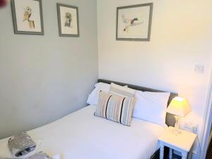 Riverside House - with parking