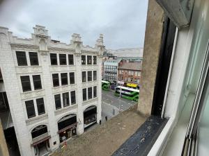 Modern Studio, Top Floor, King Street Views
