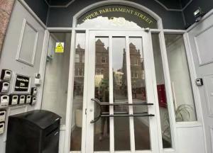 Modern Studio, Top Floor, King Street Views