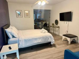 Miami Beach Escape, Walk to the Sand!