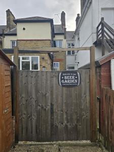 Coastal Comfort in Leigh Ideal for Work & Leisure