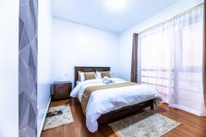 All Ensuite, 2 Bedroom Flat in Kilimani with Swimming Pool, Gym, Backup Power & Skyline View Balcony