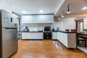 All Ensuite, 2 Bedroom Flat in Kilimani with Swimming Pool, Gym, Backup Power & Skyline View Balcony