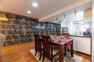 All Ensuite, 2 Bedroom Flat in Kilimani with Swimming Pool, Gym, Backup Power & Skyline View Balcony