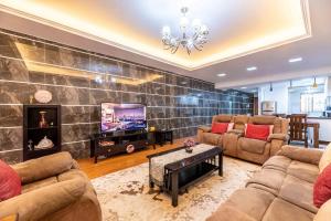 All Ensuite, 2 Bedroom Flat in Kilimani with Swimming Pool, Gym, Backup Power & Skyline View Balcony