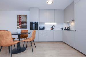 Modern Apartment near Lake & Free parking & Easy City Access