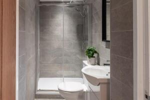 Gorgeous 2 Bed Apt, 2 Baths, Sleeps 10 with Free Parking