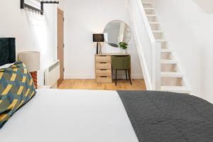 Gorgeous 2 Bed Apt, 2 Baths, Sleeps 10 with Free Parking