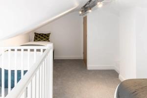 Gorgeous 2 Bed Apt, 2 Baths, Sleeps 10 with Free Parking