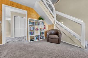 Wooded Hilltop Stay Shared Hot Tub + Lake Views