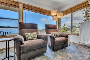 Wooded Hilltop Stay Shared Hot Tub + Lake Views