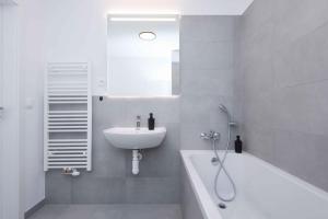 Apartment near Airport - Balcony & Free Parking