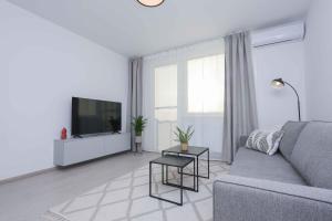 Apartment near Airport - Balcony & Free Parking