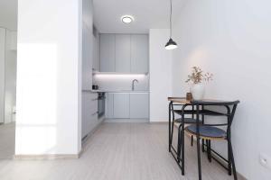 Apartment near Airport - Balcony & Free Parking