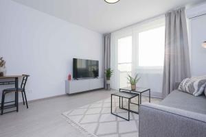 Apartment near Airport - Balcony & Free Parking