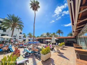 Colon II apartment with aircon, pool bar, beachside - Playa De Las Américas