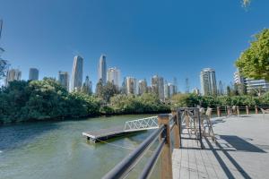 1 BR in Gold Coast City Center with Balcony Views