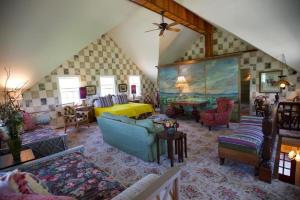 Incredibly Cozy Accommodation with Free Wi-Fi in Genoa, New York