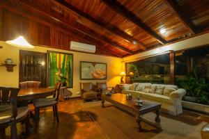 Casa Cres, Beachfront, Private Pools, Tennis and AC!