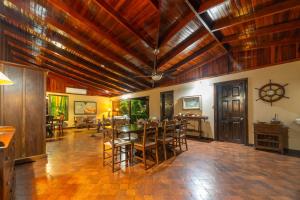 Casa Cres, Beachfront, Private Pools, Tennis and AC!