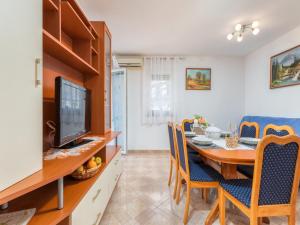 Apartment Dana - Two Bedroom Apartment with Terrace