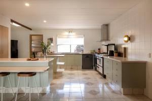 Tranquil mountain escape with bushland views