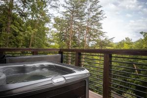 The Onyx A Frame - Romantic Smoky Mtn A Frame Hot Tub Views Fire Pit