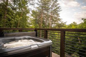 The Onyx A Frame - Romantic Smoky Mtn A Frame Hot Tub Views Fire Pit