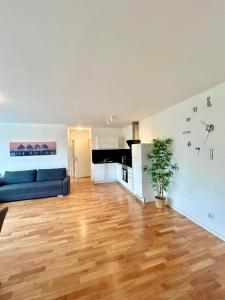 Modern Spacious Apartment with Free Parking