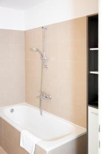 Stylish Central Apartment with Free Parking